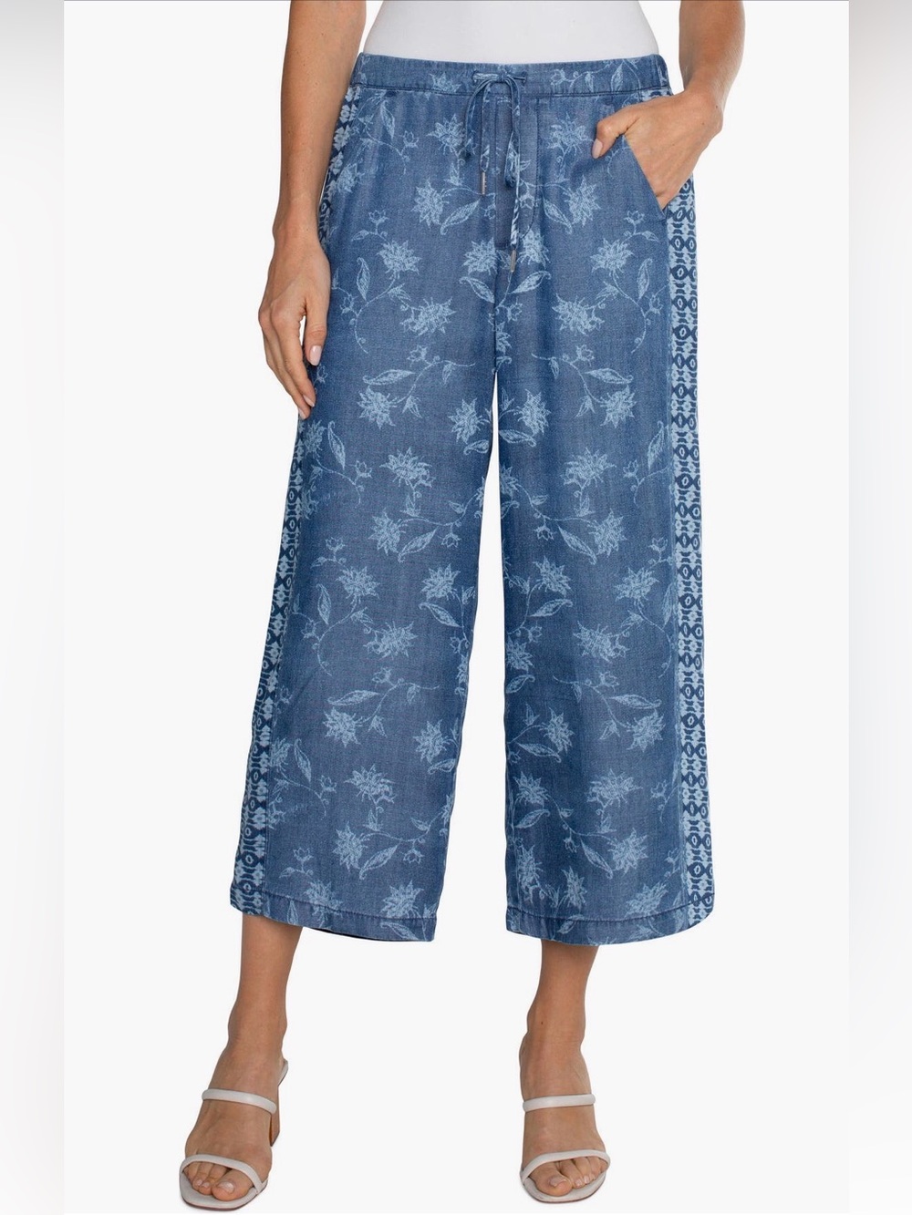 NWT Liverpool Pull-On Wide Leg Crop Trouser in Indigo Floral - Size S